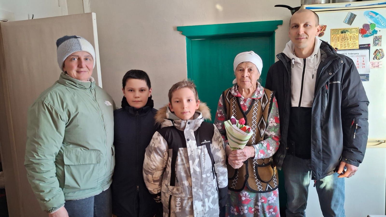 Карагай авылында Гайнановлар үзләре үстергән чәчкәләр белән авылдашларын котладылар