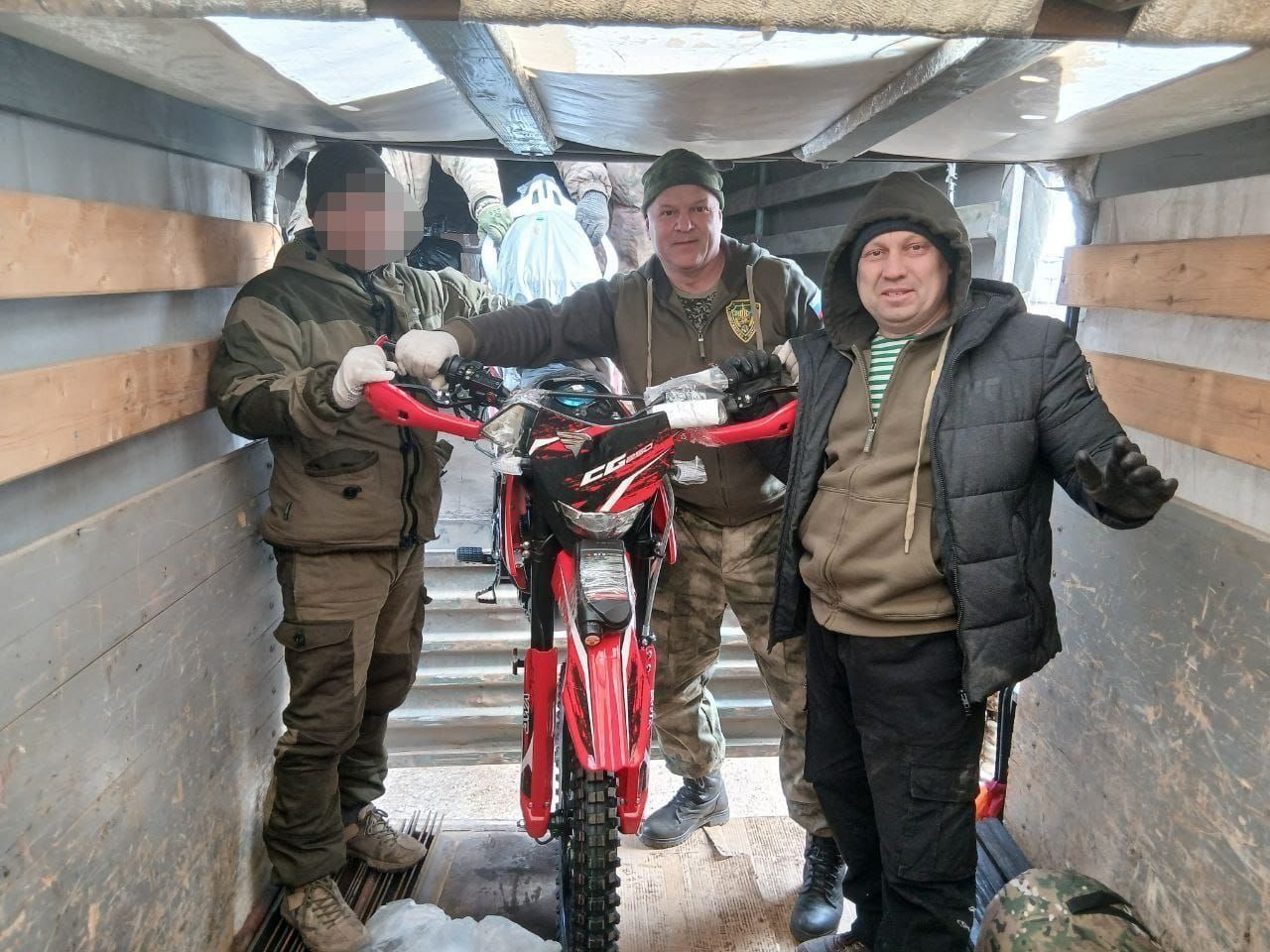 Лениногорскидан ике “Газель” машинасы төялгән гуманитар йөк хәрбиләргә барып җитте
