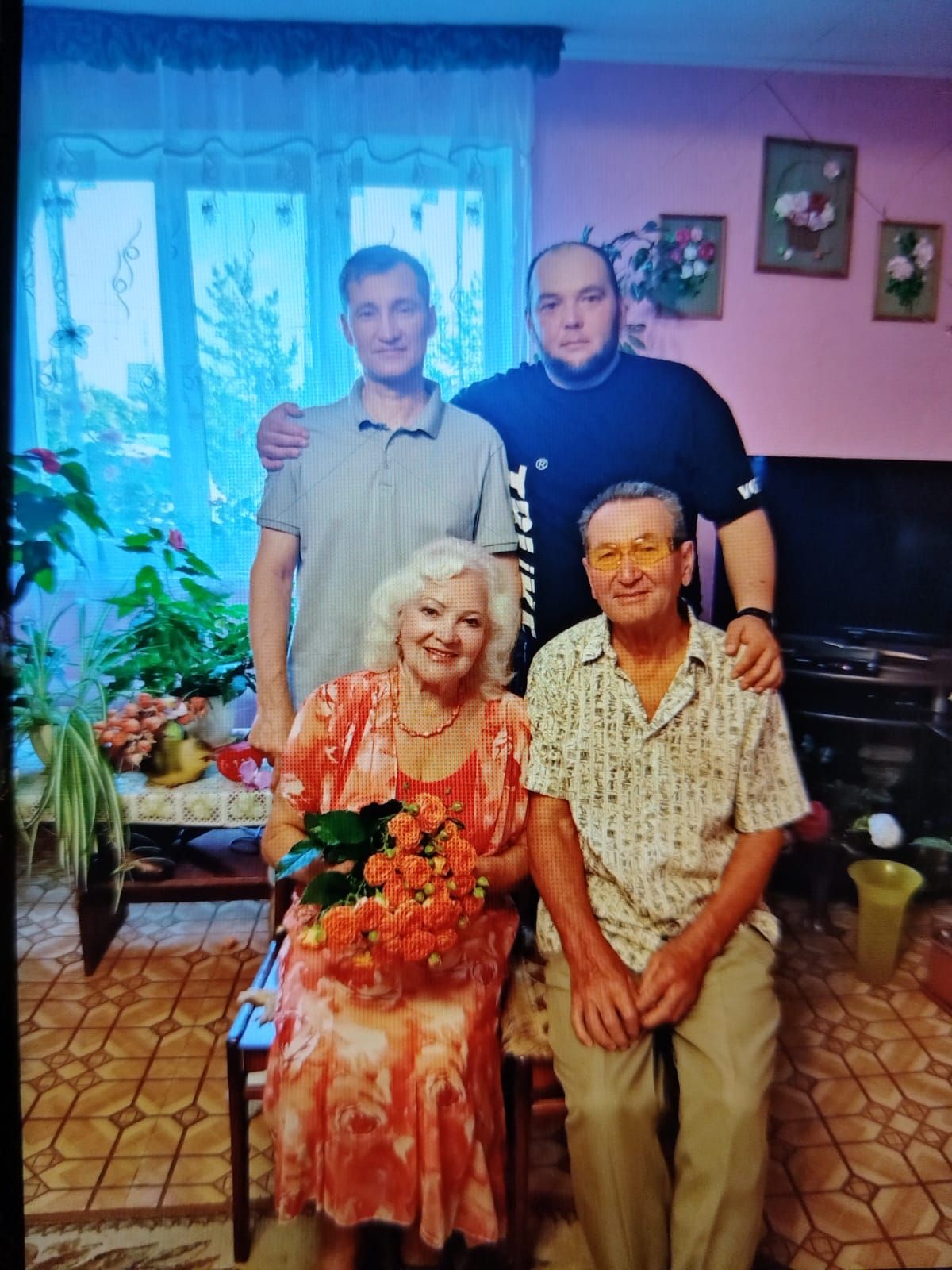Гөлбстан ханым Гатауллинаның тырышлыгы янәшәсендәге кешеләргә дә йогынты ясый: аның янында «җил куып» йөреп булмый, диләр