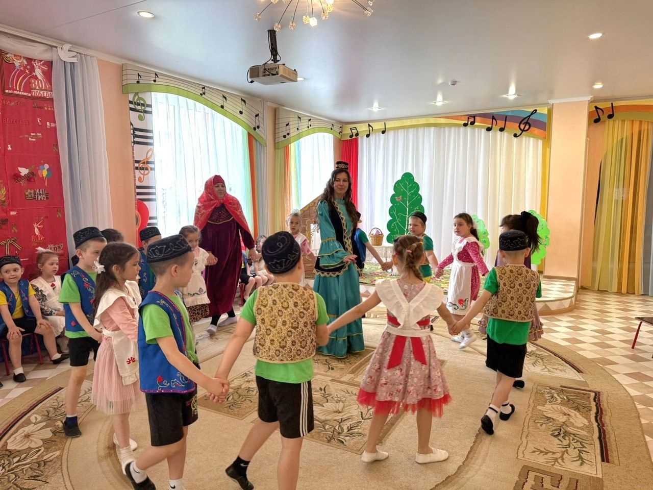 Г.Тукай исемендәге үзәк китапханә хезмәткәрләре нәниләр өчен «Карга боткасы» үткәрде