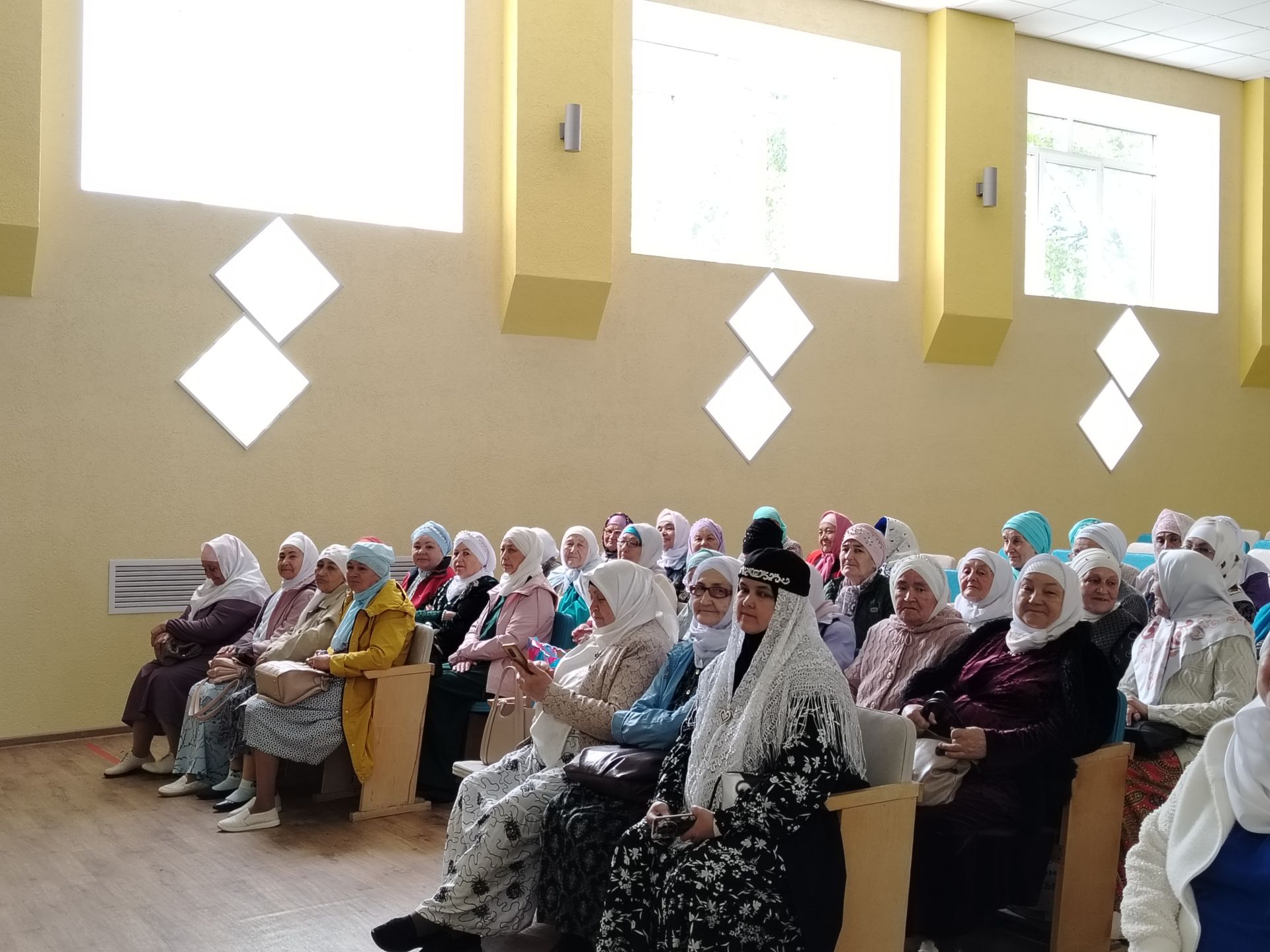 Куакбаш авылында милли-дини үзенчәлекләрне саклау юнәлешендәге “Яулык фазыйләте” чарасы тирә-күрше авыллардагы ак яулыклы апаларны да җыйды