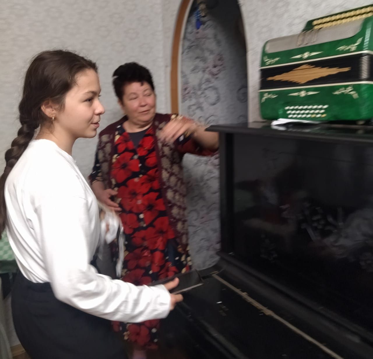 Лениногорскиның яшь җырчысы Ралина Сәхапова беренче кабат сәхнәгә чыкканда әле мәктәпкә дә кермәгән булган