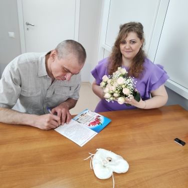 Лениногорск ЗАГС бүлегендә гаилә коручы парлар “Безнең геройларга” акциясендә катнашты