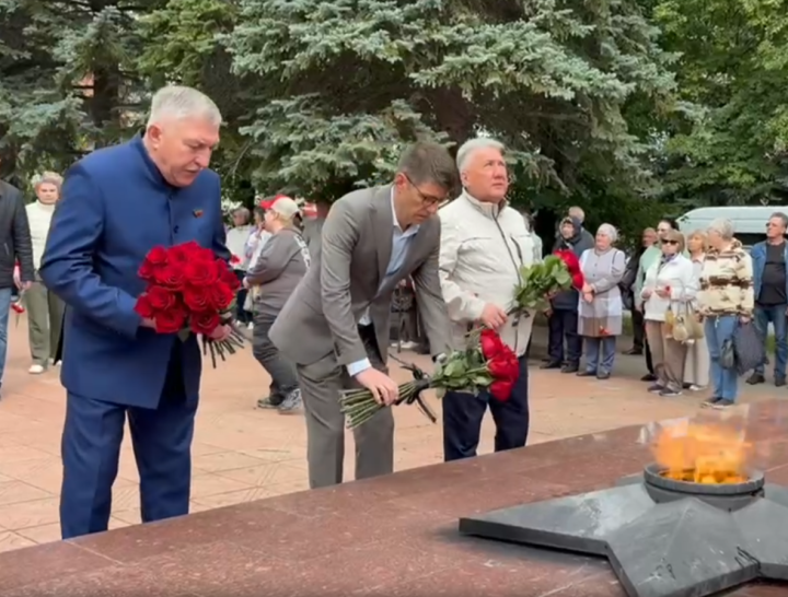 Лениногорскида «Мәңгелек ут» янында митинг булды,  чәчәкләр салдылар