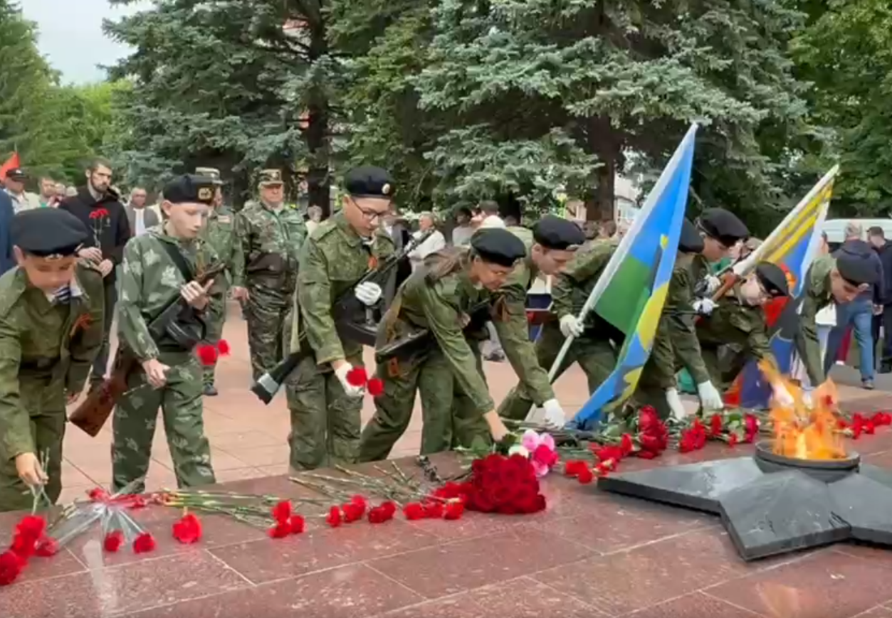 Лениногорскида «Мәңгелек ут» янында митинг булды,  чәчәкләр салдылар