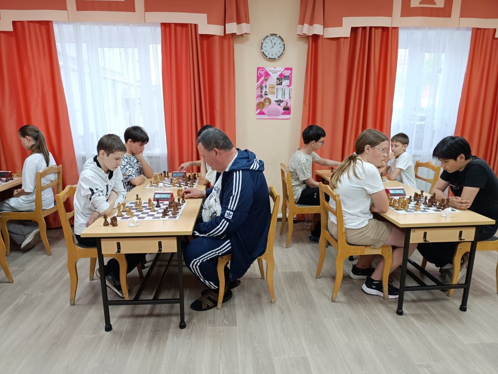 Лениногорск шахмат мәктәбендә «Соңгы кыңгырау» шахмат турнирында 50дән артык уенчы катнашты