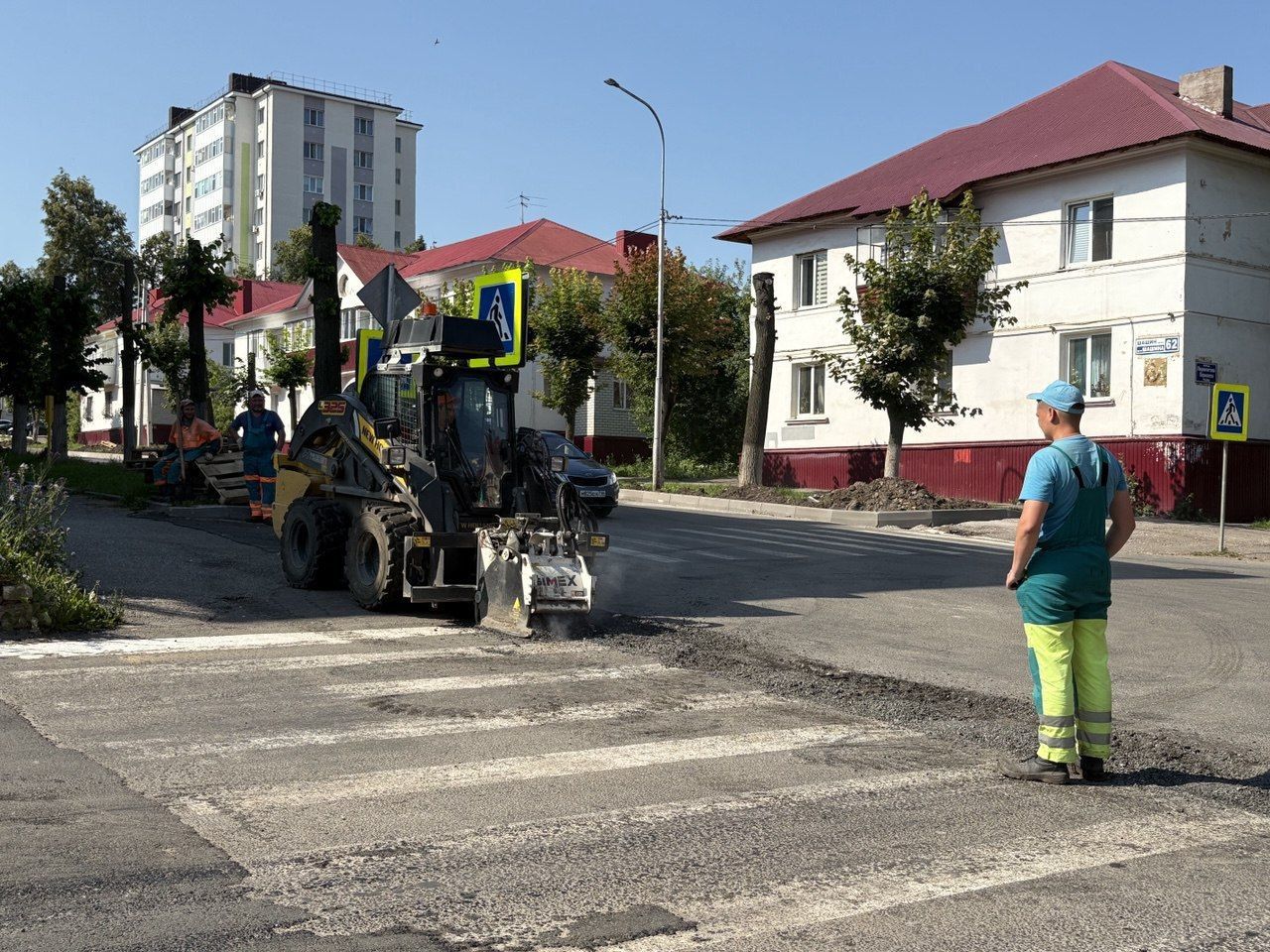 Шәһәр урамнарының машина  юлларга асфальт җәю эшләре дәвам итә