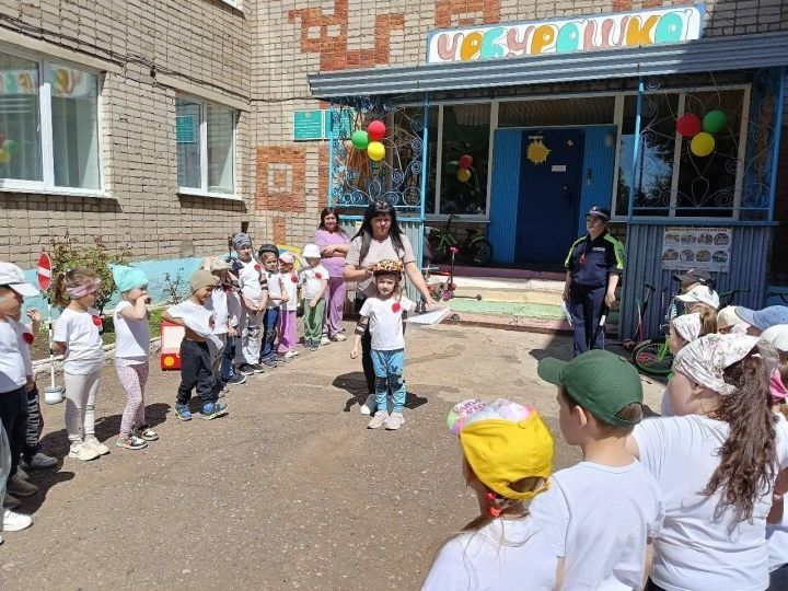 Лениногорск балалар бакчасында юл кагыйдәләренә өйрәтүче күңелле стартлар булды