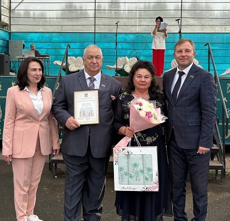 Лениногорск гаиләләре хөрмәтләнде, бүләкләнде