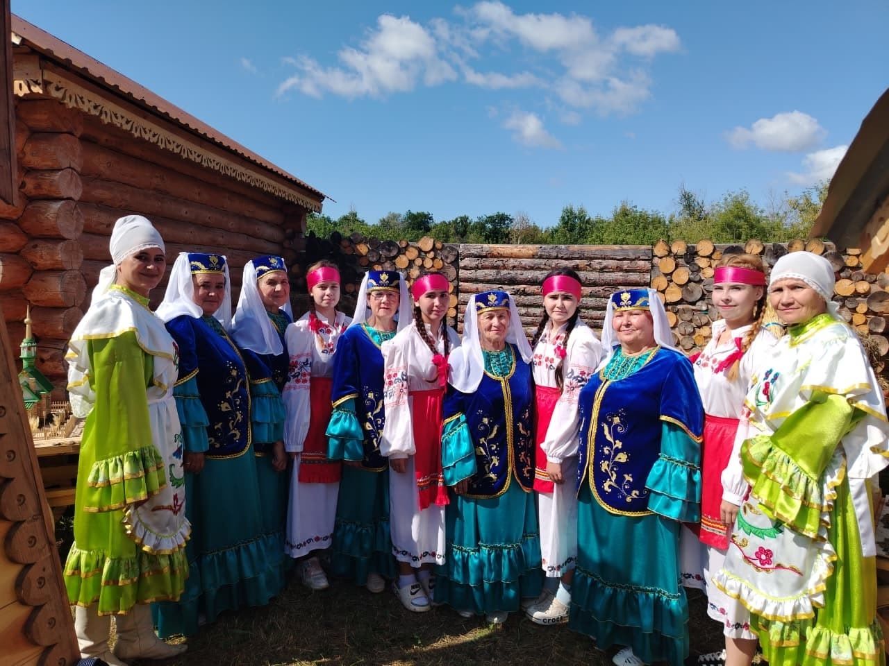 Лениногорск районының фольклор коллективлары Чирмешәндә, суган бәйрәмендә булды
