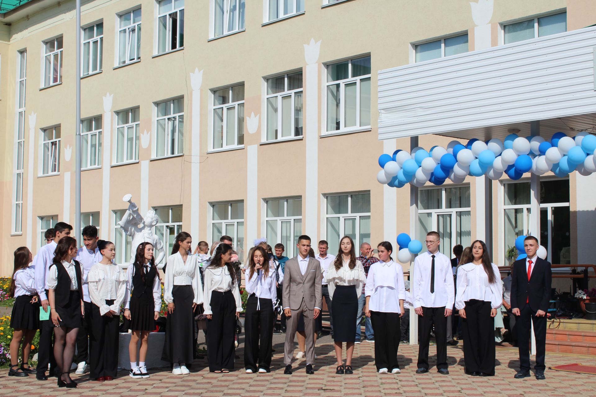 Лениногорскиның 11нче гимназиядә узган Белем бәйрәменнән фоторепортаж