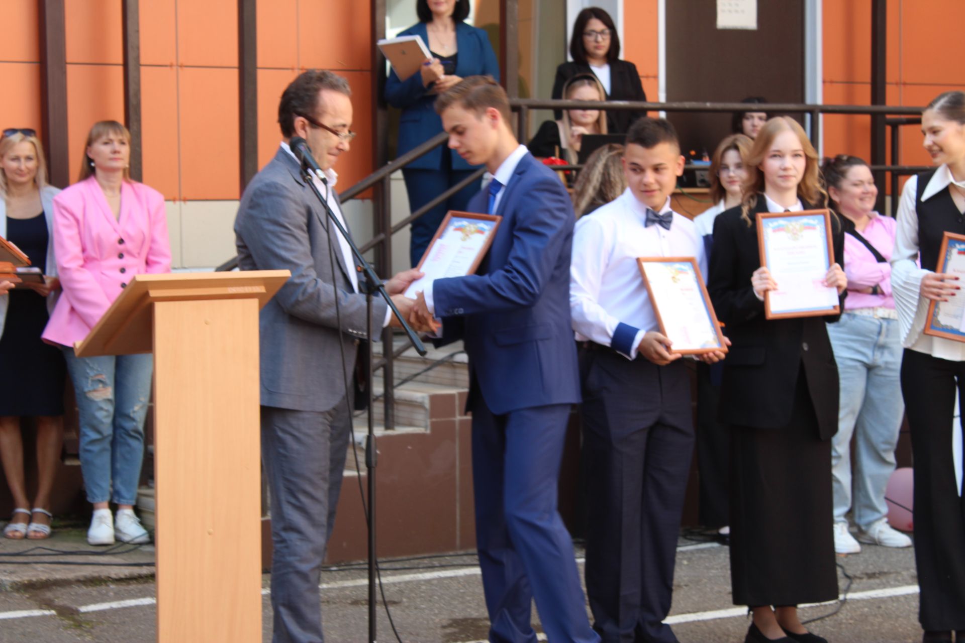 Лениногорскиның 2нче мәктәбе 75 еллык юбилеен билгеләп үтте (+фотолар)