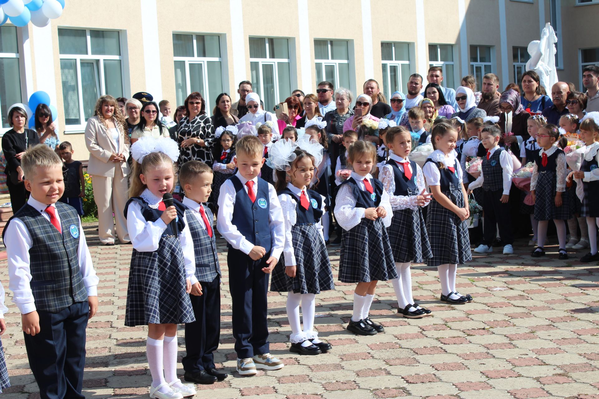 Лениногорскиның 11нче гимназиядә узган Белем бәйрәменнән фоторепортаж