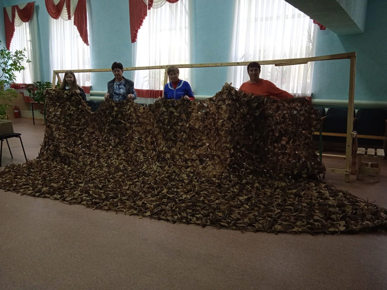 Сугышлы авылы мәдәният йортында маскировка челтәрен үрү эшен янәдән башлап җибәрделәр