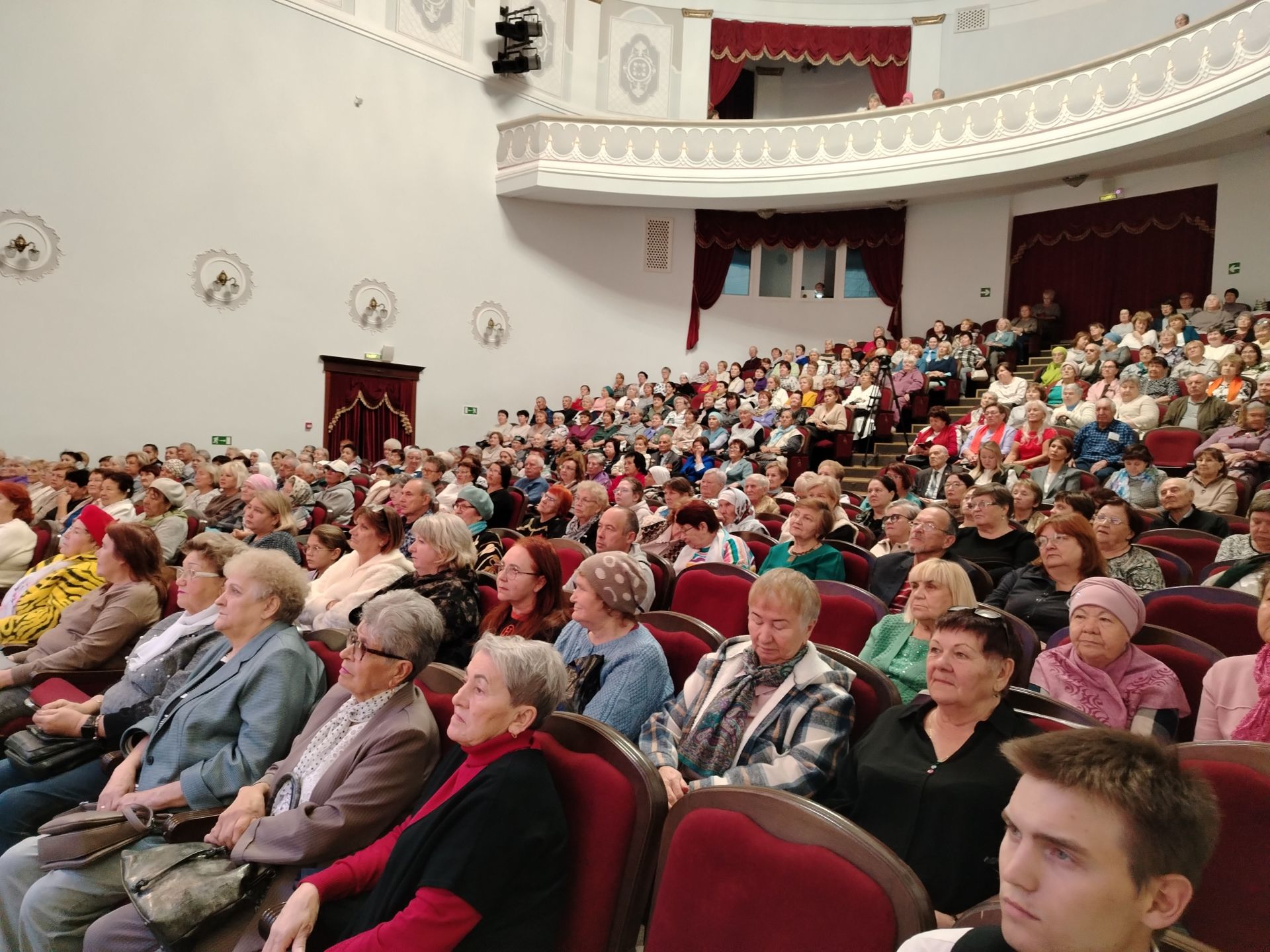 Лениногорск Мәдәният сараенда өлкәннәрне котладылар