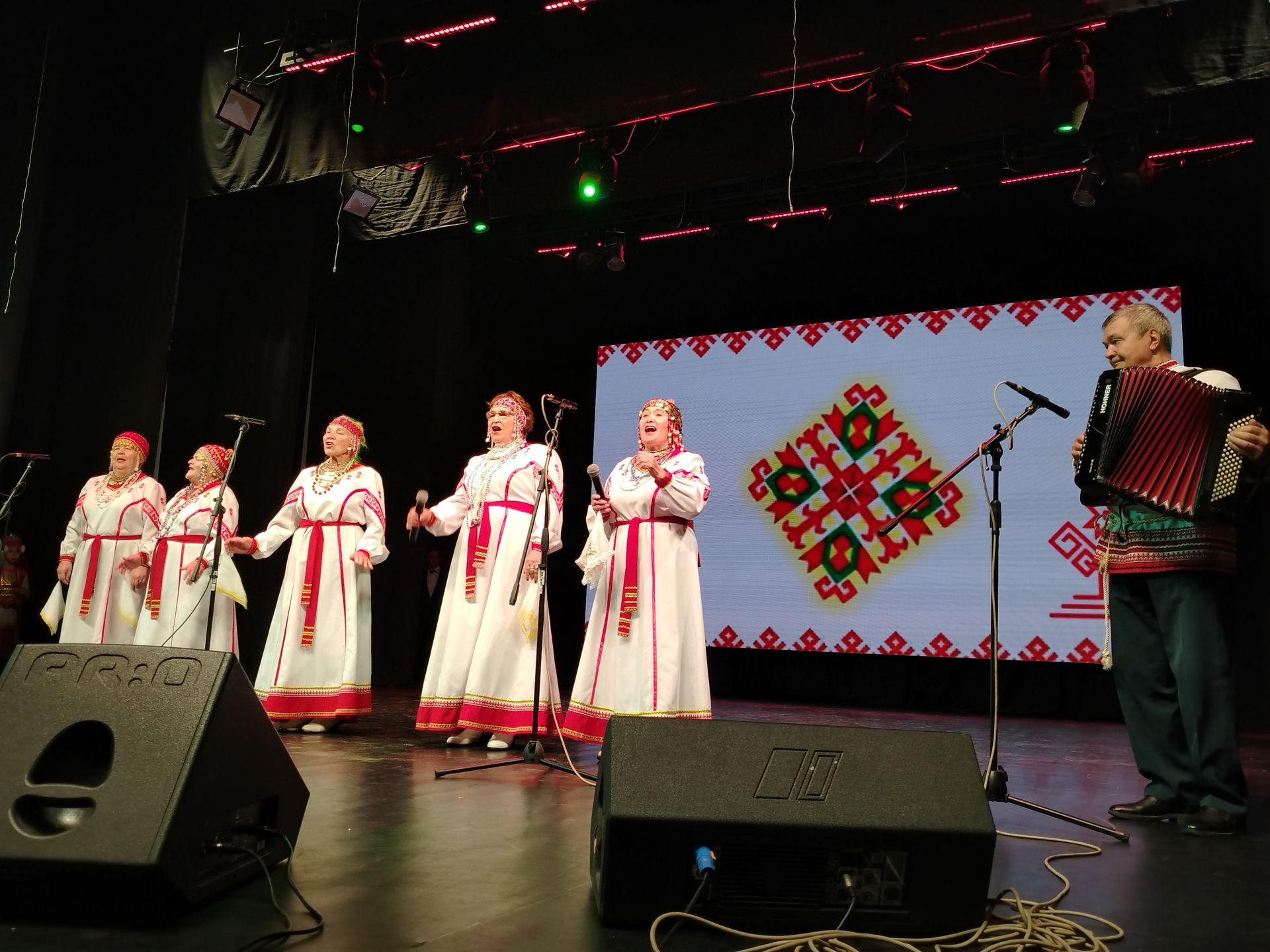 Лениногорск Мәдәният сараенда өлкәннәрне котладылар