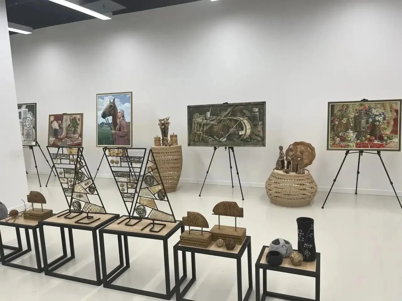 Казанда Лениногорск музыка-сәнгать педагогика колледжының юбилеена багышланган күргәзмә эшли