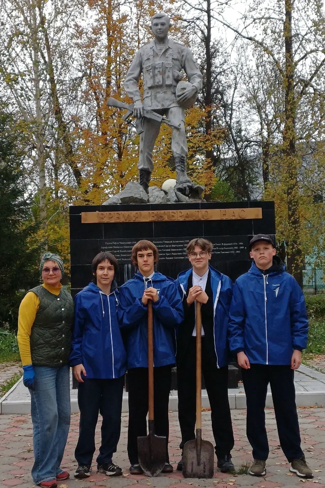 Хәтер чәчәкләре: Лениногорскида һәйкәлләр янына чәчәкләр утырттылар