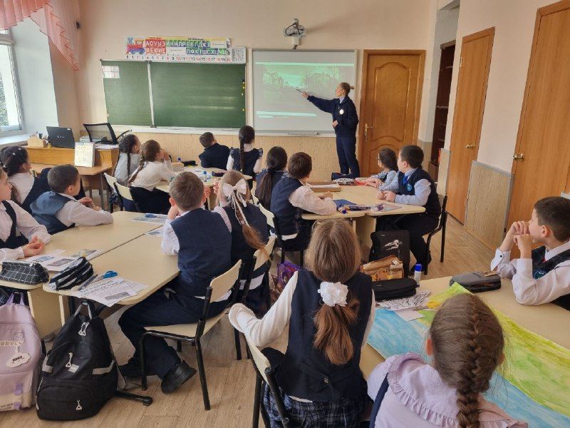 Лениногорск мәктәбенең башлангыч сыйныф укучылары белән юл куркынычсызлыгы турында сөйләштеләр