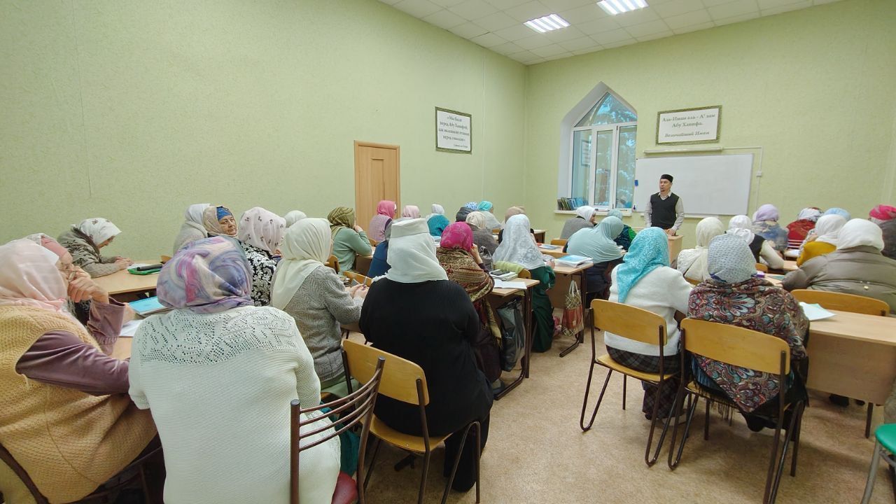 Лениногорск мөхтәсибәтендә район имамнары, остазлар, абыстайлар җыелышы үтте