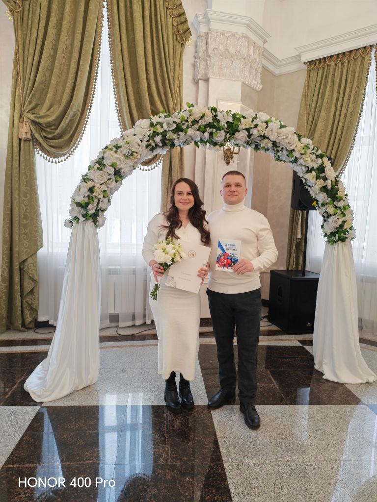 Лениногорскиның яңа өйләнешүче парлары «Безнең геройларга»  акциясенә кушылды