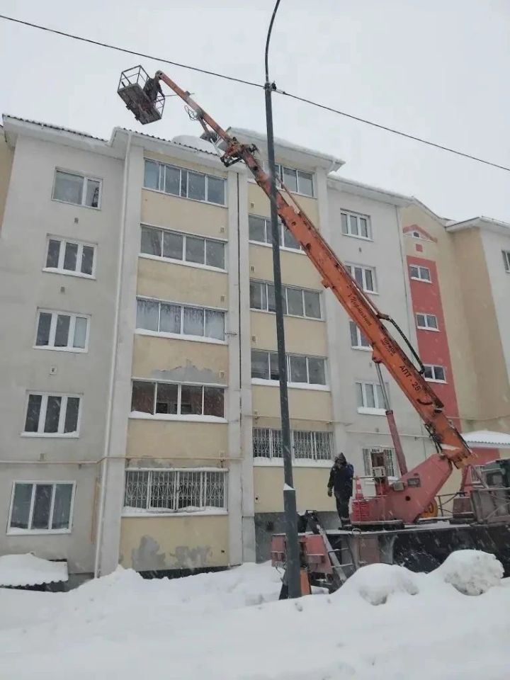 Лениногорскида көннәр җылынуга бәйле рәвештә түбәдән кар һәм боз кисәкләре төшү куркынычы артты