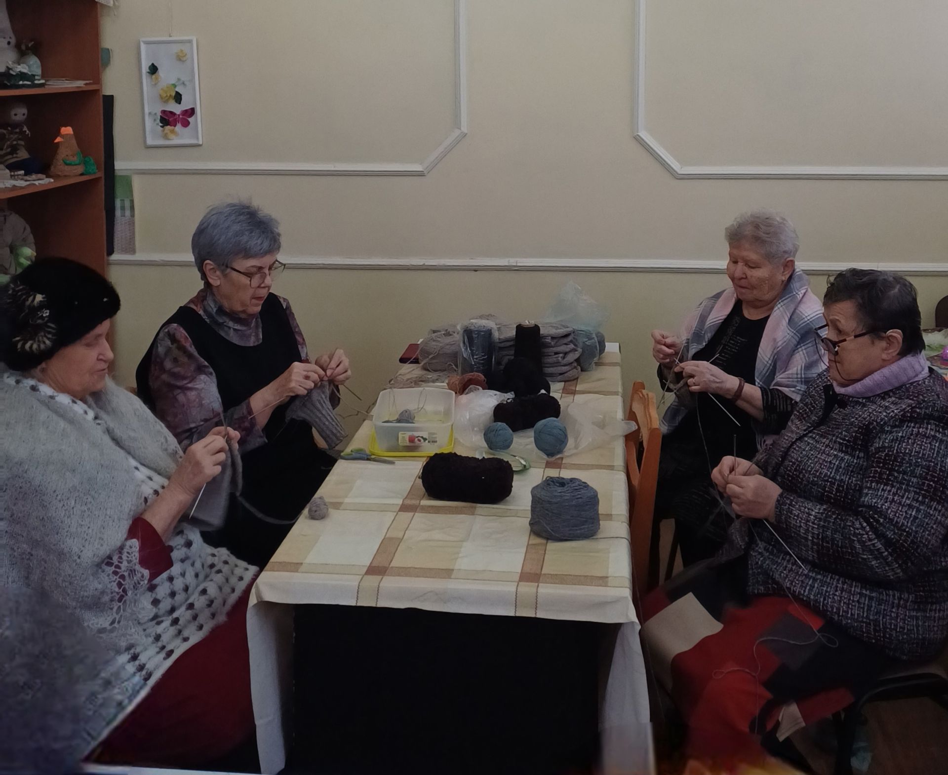 Лениногорск ветераннар советында “Кул эшләре тылсымы”  клубына йөрүче олы яшьтәге апалар хәрби операциягә ярдәм күрсәтә