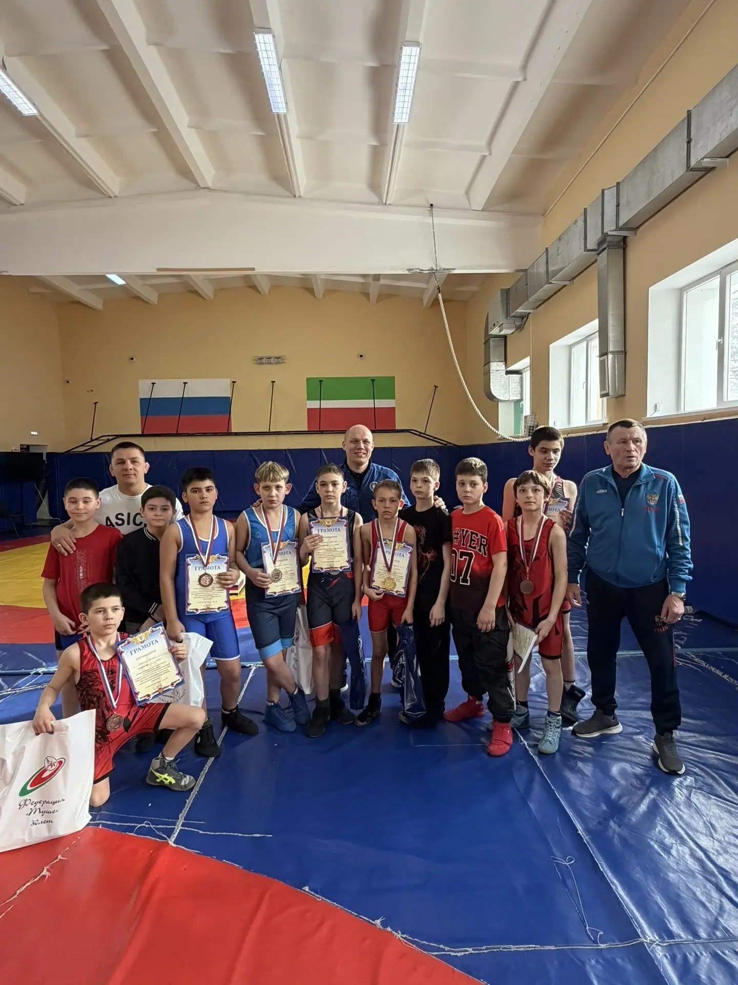 Лениногорскиның 3 нче спорт мәктәбе  көрәшчеләре ватанпәрвәрлек рухында үткәрелгән  ярышларда катнаштылар