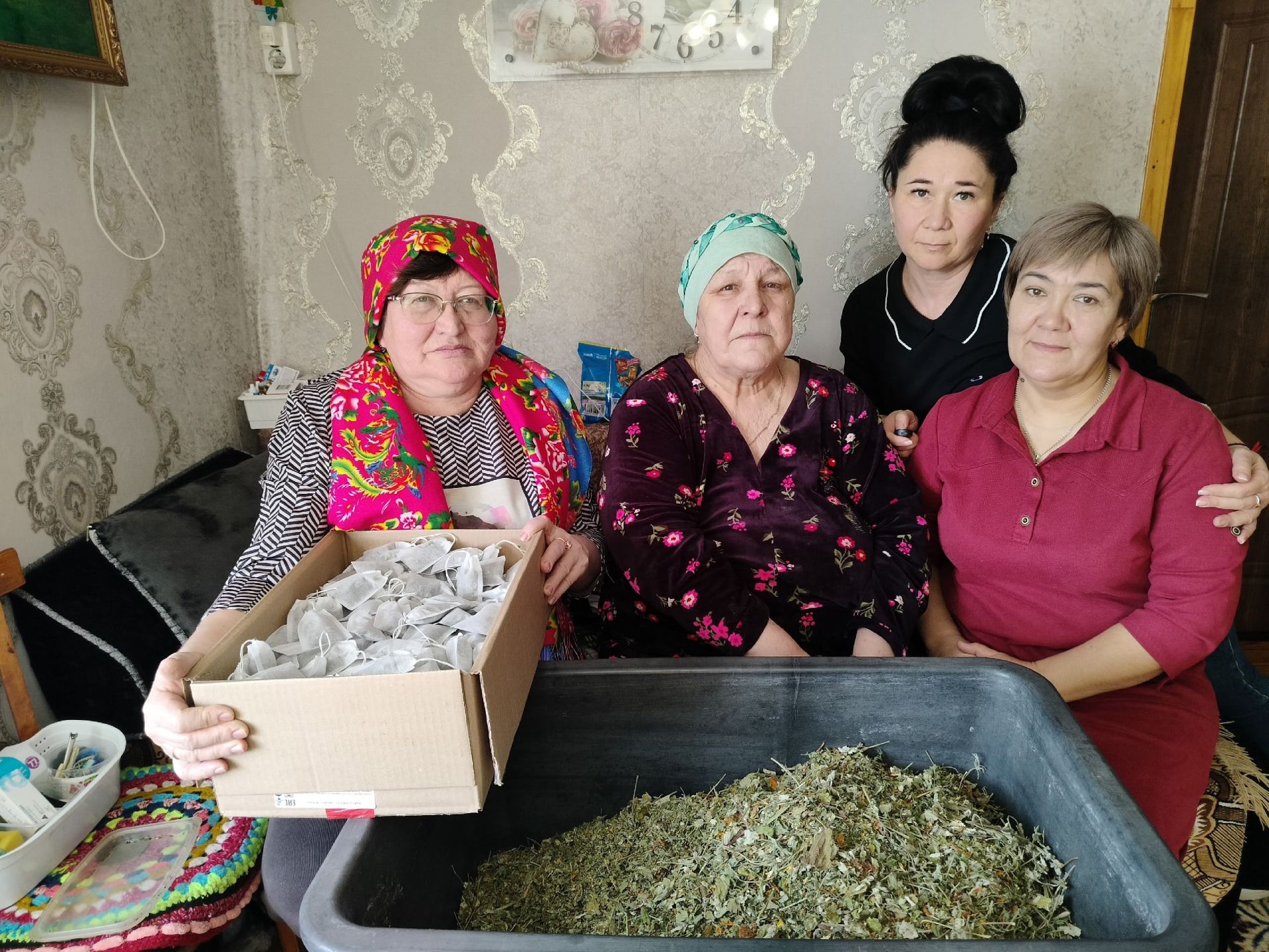Урдалы авылында яшәүче Хәдичә апа Вагизова үләннәрдән чәй  ясап, махсус хәрби операциягә җибәрә