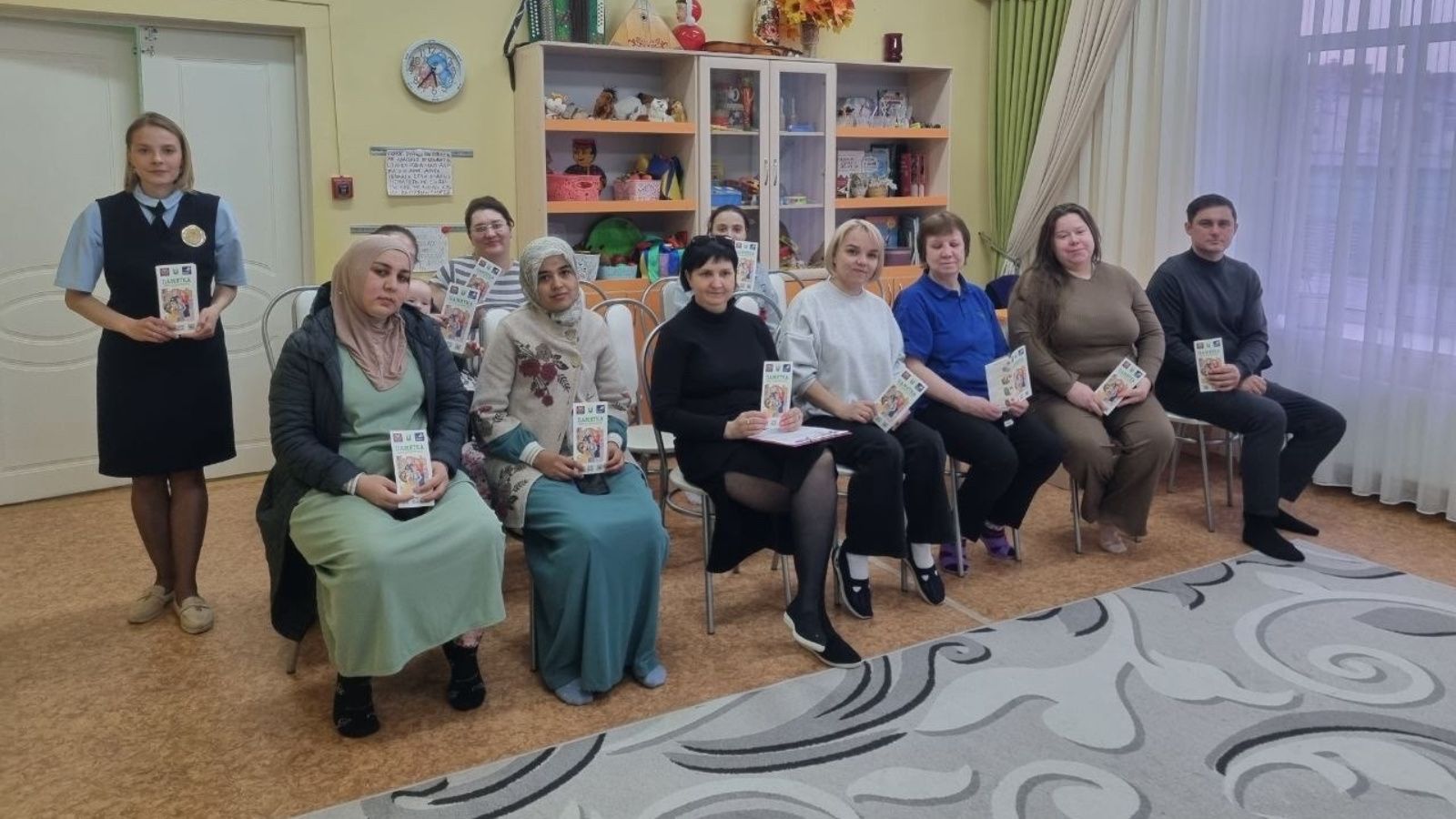 Лениногорскида балаларын бакчага йөртүче әти-әниләр белән юл иминлегенә багышланган чара узды