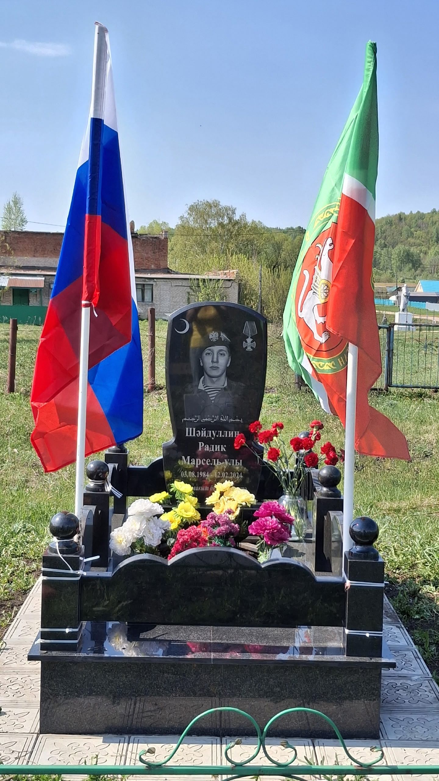 Карагай авылында Радик Шәйдуллинның кабере өстендәге флагларны алыштырганнар