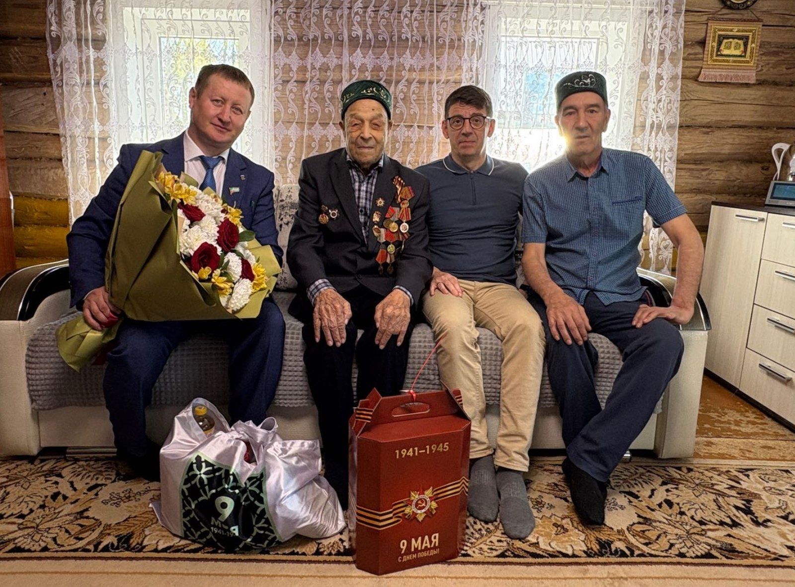 Керкәле авылы ветераны Исмәгыйль Сафуанов Җиңү көне алдыннан кунаклар кабул итте
