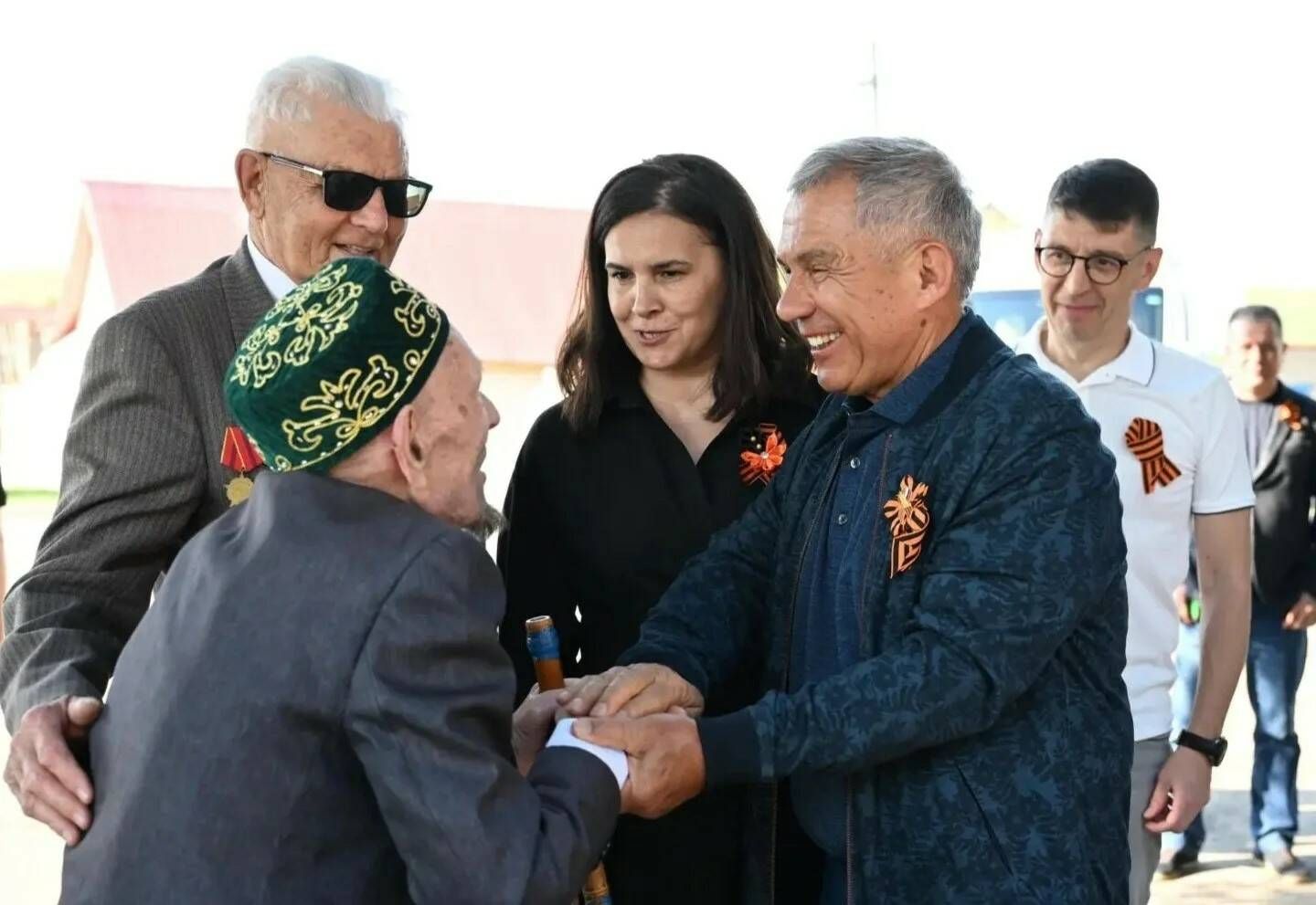 Рөстәм Миңнеханов Тимәш авылында сугыш елларында һәлак булганнар һәйкәленә чәчәкләр салды