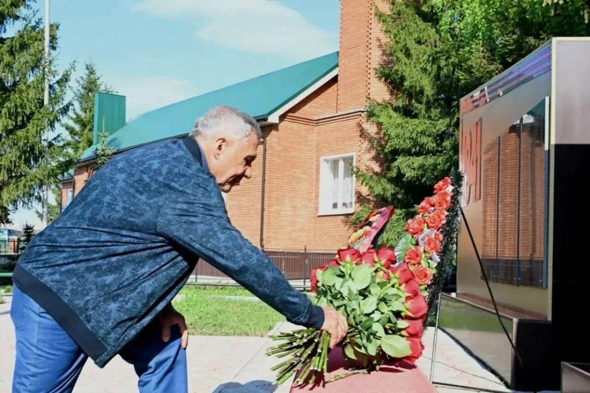 Рөстәм Миңнеханов Тимәш авылында сугыш елларында һәлак булганнар һәйкәленә чәчәкләр салды