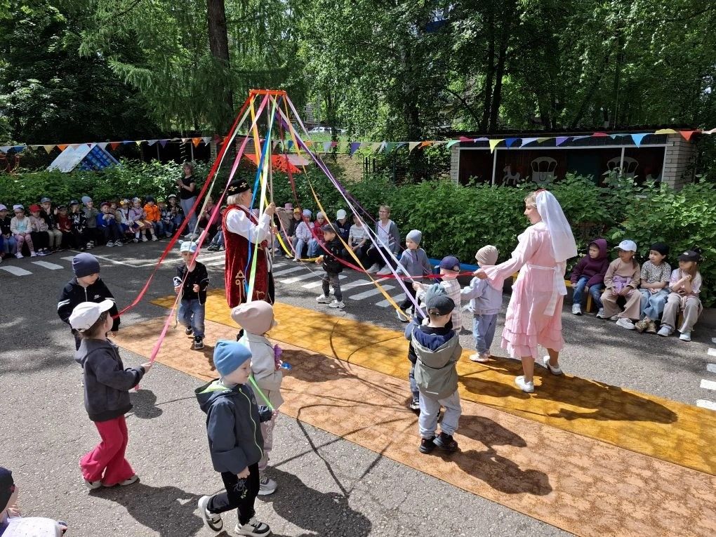 Лениногорскиның 20нче балалар бакчасында әкият геройлары белән берлектә Сабантуй үтте