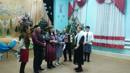 Сугышлы авылы үзенең юбилярларын котлады, аларга бәйрәм ясадылар