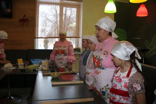 Лениногорскиның “Ак калфак” оешмасы балаларга милли ризыклар пешерү буенча өйрәтү дәресләре уздырды (+ фотолар)
