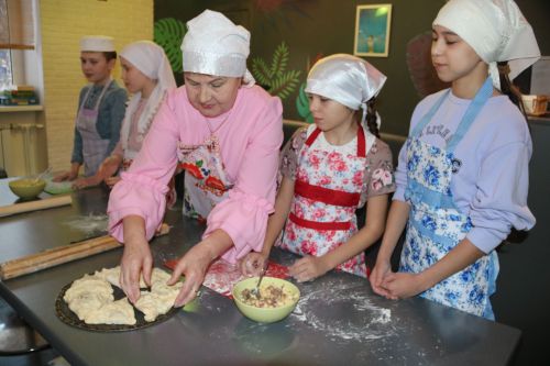 Лениногорскиның “Ак калфак” оешмасы балаларга милли ризыклар пешерү буенча өйрәтү дәресләре уздырды (+ фотолар)