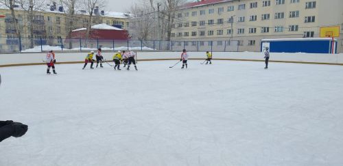 Лениногорскиның ачык кортында хоккей буенча ярышлар узды (фотолар)