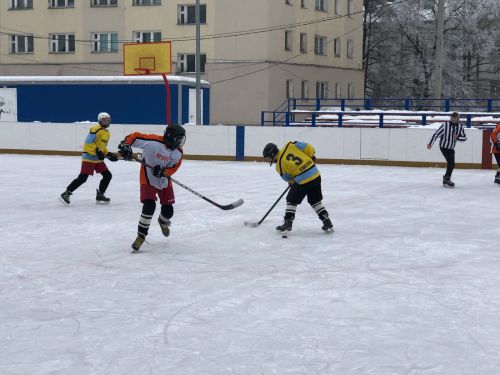Лениногорскиның ачык кортында хоккей буенча ярышлар узды (фотолар)