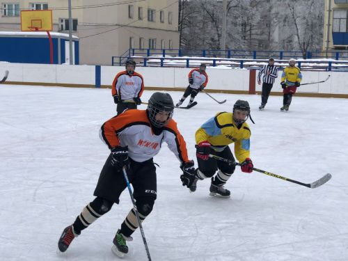 Лениногорскиның ачык кортында хоккей буенча ярышлар узды (фотолар)