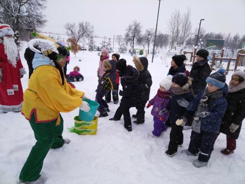 Лениногорск шәһәренең үзәк балалар китапханәсе ачык һавада «Кар уеннары» үткәрде