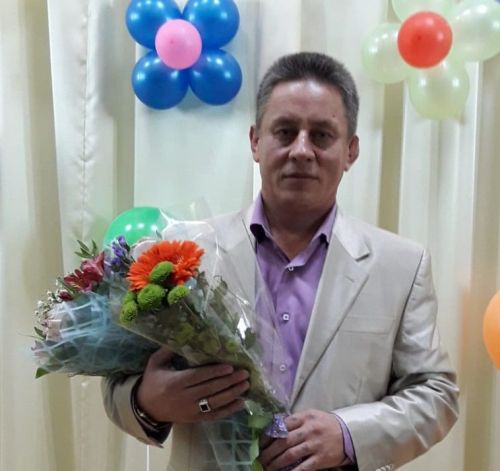 Үзешчән җырчы Рәшит Ихсанов иҗатташ дуслары белән махсус хәрби операциядәге авылдашларына хәйрия концерты үткәргән