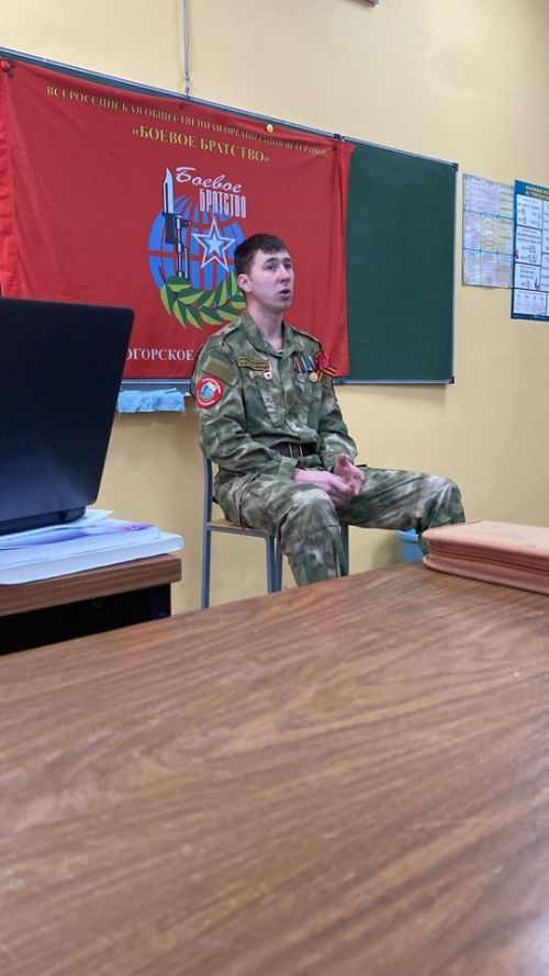 Лениногорск «Хәрби туганлык» оешмасы җитәкчесе Артур Якупов мәктәп укучылары белән очрашты