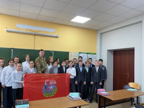 Лениногорск «Хәрби туганлык» оешмасы җитәкчесе Артур Якупов мәктәп укучылары белән очрашты