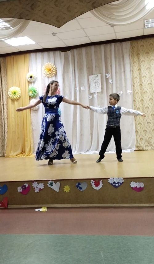 11нче гимназиядә бәйрәмдә әниләр балалары белән чыгыш ясады