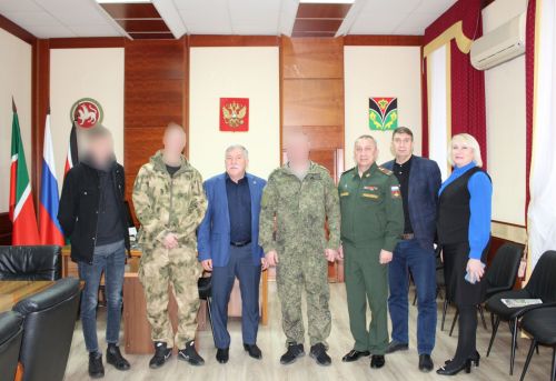 Лениногорскиның хәрбиләре район башлыгы Рәгать Хөсәенов белән очрашты