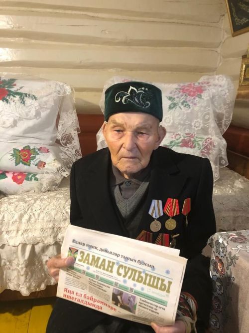 Бүләк итеп яздырткан район газетын укыйлар