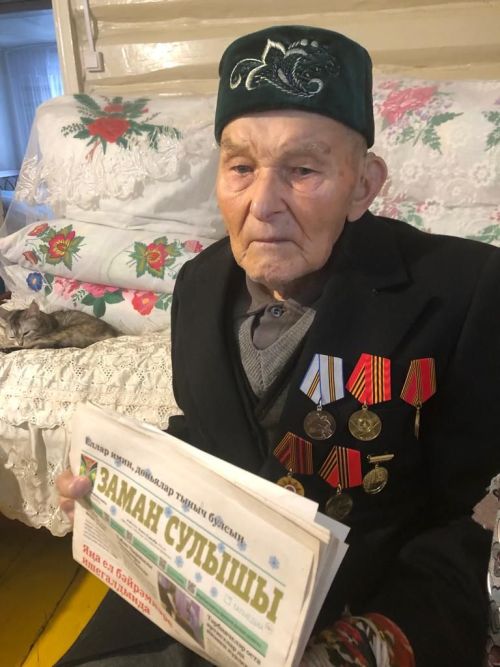 Бүләк итеп яздырткан район газетын укыйлар
