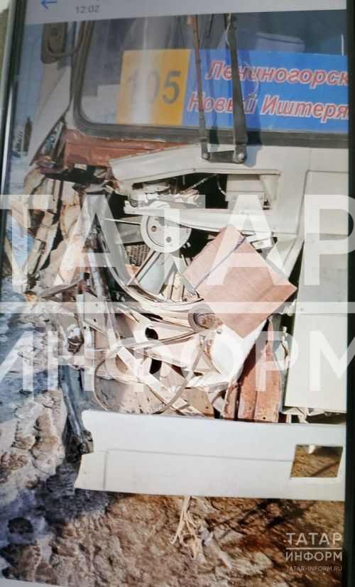 Лениногорск районында пассажир автобусы трактор белән бәрелешкән